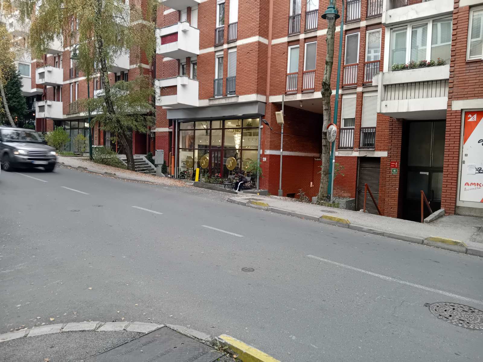 Izdajem garažu u centru Sarajeva