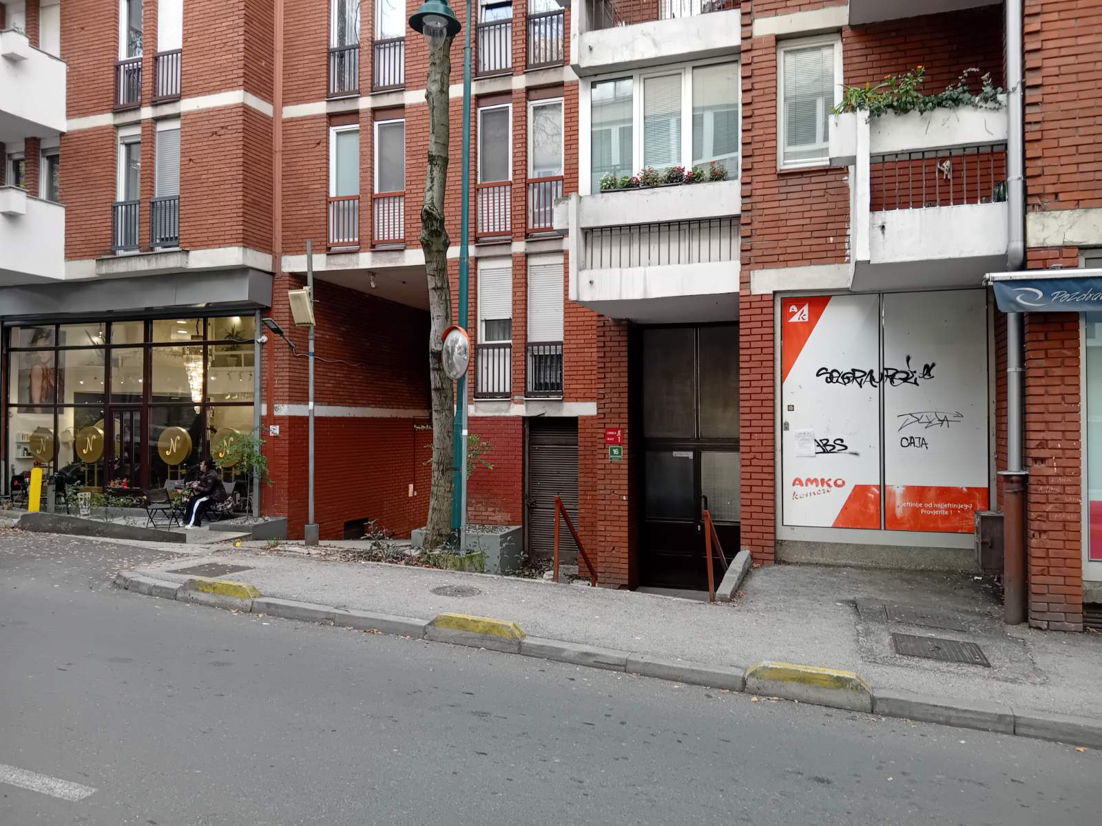 Izdajem garažu u centru Sarajeva